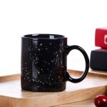 Tazza nera con motivo di stelle e costellazioni, perfetta come decorazione scientifica o oggetto da collezione. Ideale per appassionati di astronomia e decorazioni a tema spaziale.