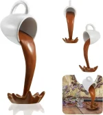 Tazza bianca con cioccolato che cade, decorazione scientifica originale.