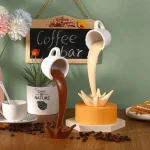Coppia di tazze decorative con cioccolata e caffè, perfette come oggetti di decorazione per la casa o il bar, con design originale e colorato.