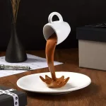 Tazza a forma di becher con cioccolato liquido che si versa su un piatto, decorata come oggetto scientifico, perfetta come decorazione originale e divertente.