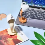 Decorazioni scientifiche a forma di latte versato, ideali come oggetti decorativi originali e divertenti per appassionati di scienza e design.