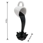 Tazza decorativa a forma di becher con liquido nero che scorre, perfetta come oggetto scientifico o decorativo. Ideale per appassionati di scienza e design innovativo.