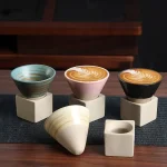 Tazze in ceramica con decorazioni scientifiche, ideali come oggetti decorativi o da collezione, presentate su supporti di cemento in un ambiente elegante.