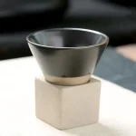 Oggetto scientifico in metallo con base in pietra, ideale per decorazioni e collezioni scientifiche.