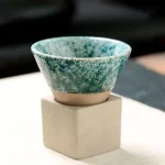Vaso decorativo in ceramica con finitura verde acqua, perfetto come oggetto di design o decorazione scientifica. Ideale per ambienti moderni e studi scientifici, aggiunge un tocco di eleganza e origin.