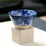Ciotola decorativa in ceramica blu con piattino in ceramica, perfetta come oggetto decorativo scientifico o da collezione.