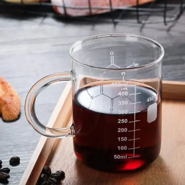 Vaso graduato in vetro con liquido scuro, ideale come oggetto decorativo o da collezione scientifica.