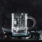 Becher di vetro con liquido in ebollizione su fornello a gas, evidenziando la scienza e la chimica. Perfetto come decorazione scientifica o oggetto da collezione.
