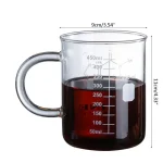 Tazza da laboratorio in vetro trasparente con liquido rosso, graduata con misurazioni in millilitri, ideale per esperimenti scientifici e decorazioni a tema scientifico.