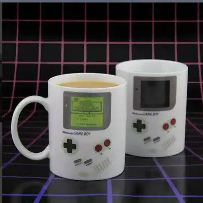 Tazza e portapenne a forma di console Game Boy, perfetti come oggetti decorativi e da collezione ispirati ai videogiochi retrò.