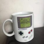 Tazza a forma di Game Boy di Super Mario, con schermo che mostra il titolo "Super Mario Land" e pulsanti colorati, perfetta come decorazione o oggetto da collezione.