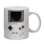 Tazza con stampa di una console Nintendo Game Boy, perfetta per appassionati di videogiochi e oggetti decorativi a tema tecnologico.