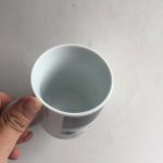 Tazza scientifica in ceramica bianca, perfetta per esperimenti e decorazioni a tema scientifico, con un design semplice e funzionale.