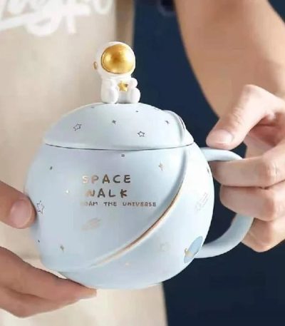 Vaso decorativo a tema spaziale con coperchio e manico, decorato con motivi di stelle e pianeti, perfetto come oggetto decorativo o regalo a tema universo e spazio.