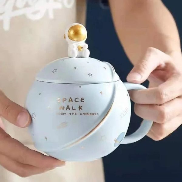 Vaso decorativo a tema spaziale con coperchio e manico, decorato con motivi di stelle e pianeti, perfetto come oggetto decorativo o regalo a tema universo e spazio.