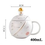 Tazza decorativa a forma di pianeta con coperchio a tema spaziale, perfetta come oggetto di arredamento o regalo a tema astronomico.