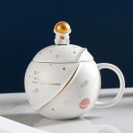 Vaso decorativo a forma di pianeta con coperchio a tema spaziale, decorato con stelle e anelli planetari, ideale come oggetto di arredamento scientifico o regalo originale per appassionati di spazio.