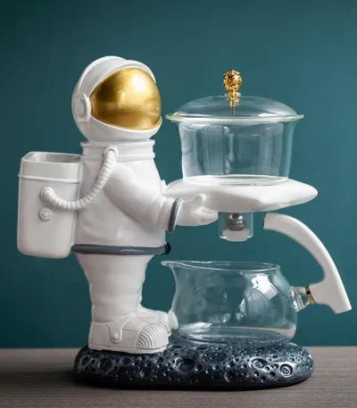 Statua decorativa di un astronauta con strumenti scientifici in stile moderno, ideale come oggetto di arredamento e decorazione per appassionati di scienza e spazio.