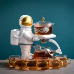 Vaso decorativo con liquido, squalo e astronauta in miniatura, perfetto come oggetto di decorazione scientifica e originale.