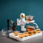 Vaso decorativo con astronauta e teiere scientifiche in vetro, perfetto come oggetto decorativo a tema spaziale e scientifico.