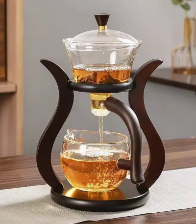 Dispositivo decorativo scientifico per infusione di tè, con struttura in legno e vetro, ideale come oggetto di decorazione e per appassionati di scienza.