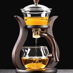 Strumento di laboratorio vintage per misurare liquidi, con struttura in legno e vetro, perfetto come decorazione scientifica o oggetto da collezione.