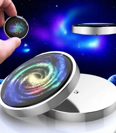 Sfera galattica luminosa con effetto universo, decorazione scientifica futuristica, perfetta per ambienti educativi e di design.