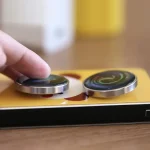 Dispositivo scientifico con due piastre rotanti in azione, utilizzato per esperimenti di fisica o chimica, su superficie di legno.