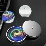 Pulsante magnetico decorativo con design ispirato alla galassia, ideale come oggetto di decorazione scientifica o per personalizzare il proprio spazio con un tocco spaziale.