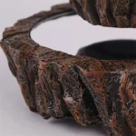 Pendente decorativo in pietra naturale con motivo geometrico, perfetto come oggetto di decorazione scientifica o da collezione, ideale per appassionati di oggetti unici e originali.