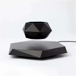Vaso geometrico nero con design moderno, ideale come decorazione scientifica e oggetto di stile per ambienti contemporanei.