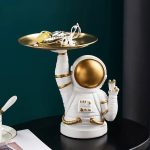 Decorazione a forma di astronauta con piatto dorato, perfetta come oggetto scientifico e decorativo per appassionati di spazio e scienza.