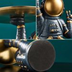 Statua decorativa di un astronauta in stile scientifico, con dettagli in oro e nero, perfetta come oggetto di arredamento o decorazione a tema spaziale.