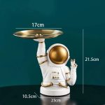 Vaso decorativo a forma di astronauta con piatto dorato, perfetto come oggetto di design e decorazione scientifica. Realizzato in materiali di alta qualità, ideale per appassionati di spazio e scienza.