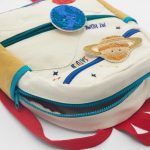Zaino per bambini con decorazioni di pianeti e astronavi, ideale per appassionati di scienza e spazio, con dettagli colorati e pratici scomparti.
