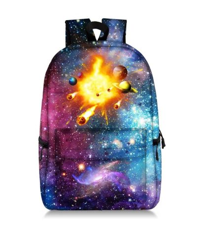 Zaino con stampa di galassia e pianeti, perfetto per appassionati di astronomia e scienza. Ideale per scuola, viaggio o decorazione, con design vivace e dettagli cosmici.
