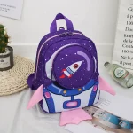Zaino spaziale per bambini con design galattico, orecchie rosa e dettagli colorati, perfetto per giochi e decorazioni a tema spazio.