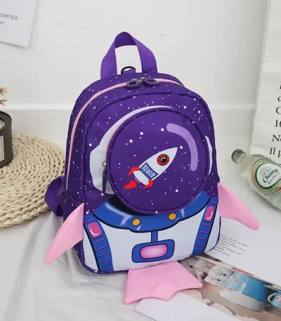 Zaino spaziale per bambini con design galattico, orecchie rosa e dettagli colorati, perfetto per giochi e decorazioni a tema spazio.