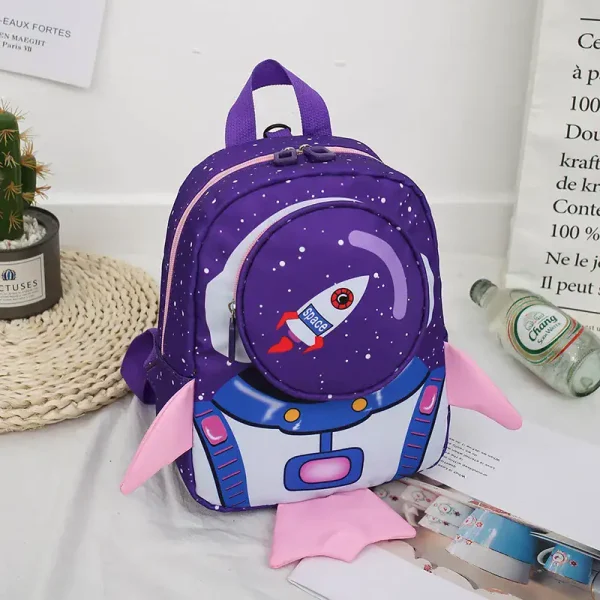 Zaino spaziale per bambini con design galattico, orecchie rosa e dettagli colorati, perfetto per giochi e decorazioni a tema spazio.
