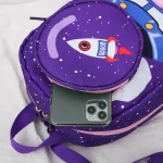 Zaino con design spaziale, raffigurante un razzo e pianeti, ideale per appassionati di scienza e astronomia, perfetto per scuola o tempo libero.