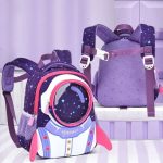 Zaino per bambini con tema spaziale e astronauta, decorato con stelle e pianeti, ideale per scuola e tempo libero.