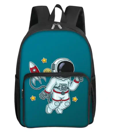 Zaino per bambini con design di astronauta in tuta spaziale, razzo e stelle, ideale per scuola e tempo libero.