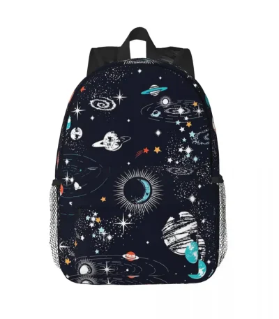 Zaino con stampa di pianeti, stelle e galassie in stile spaziale, ideale per appassionati di astronomia e decorazioni scientifiche.