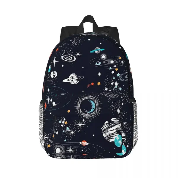 Zaino con stampa di pianeti, stelle e galassie in stile spaziale, ideale per appassionati di astronomia e decorazioni scientifiche.