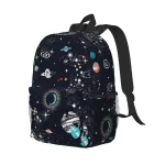 Zaino con stampa di pianeti, stelle e galassie, perfetto per appassionati di astronomia e scienza. Design colorato su sfondo scuro, ideale per scuola, tempo libero o decorazioni scientifiche.