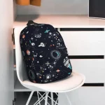 Zaino con design spaziale e galassie, perfetto per appassionati di astronomia e scienza, ideale per scuola o tempo libero.