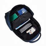 Zaino con libri e oggetti scientifici, ideale per appassionati di scienza e studenti, con spazio per libri, quaderni e strumenti scientifici.