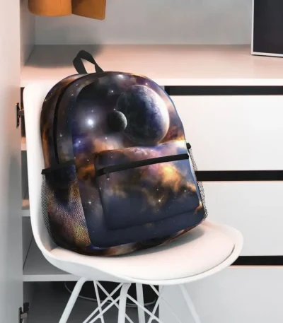 Zaino con stampa di galassia e pianeti, perfetto per gli appassionati di astronomia e decorazioni scientifiche. Design spaziale con dettagli di stelle e pianeti, ideale per scuola, viaggio o decorazio.