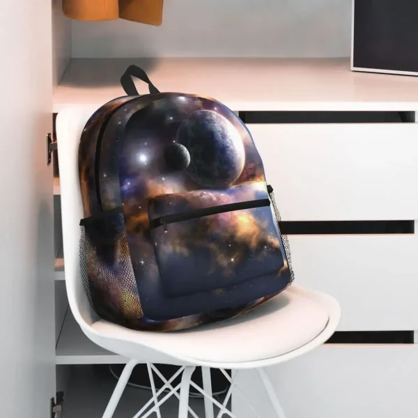 Zaino con stampa di galassia e pianeti, perfetto per gli appassionati di astronomia e decorazioni scientifiche. Design spaziale con dettagli di stelle e pianeti, ideale per scuola, viaggio o decorazio.