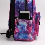 Zaino con stampa galattica spaziale, tasca frontale con smartphone inserito, perfetto per studenti e appassionati di scienza e astronomia.